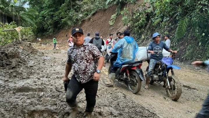 Kendaraan Roda Dua Sudah Bisa Melintasi Jalan di Rimbo Kajahatan Pasbar Usai Bencana