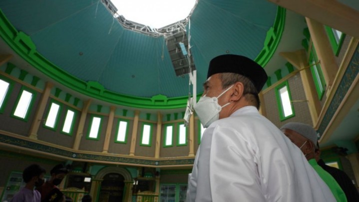 Gubri Syamsuar Tinjau Masjid di Jalan Purwodadi Pekanbaru yang Terdampak Angin Puting Beliung