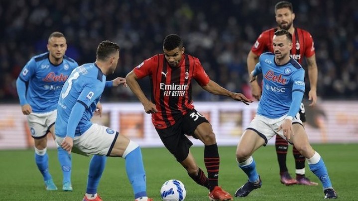 Menang 1-0 dari Napoli, AC Milan Puncaki Serie A Menang 1-0 dari Napoli, AC Milan Puncaki Serie A