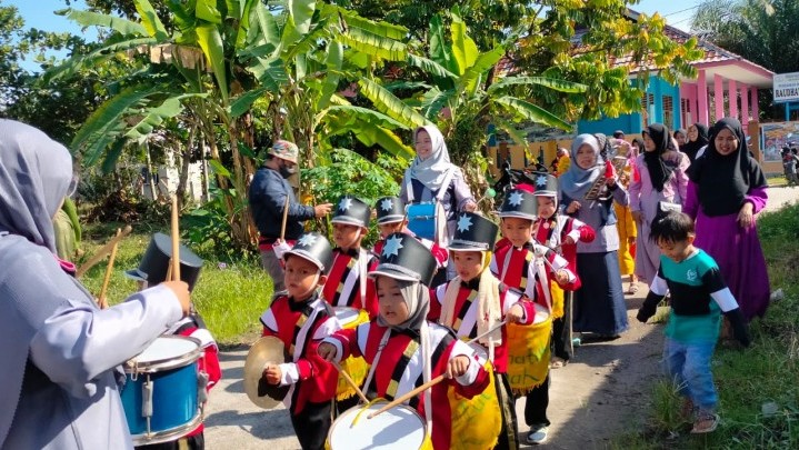 Murid PAUD Raudhatul Jannah Pawai Drum Band, Anak-anak Senang, Para Orangtua pun Ikut Berkeliling