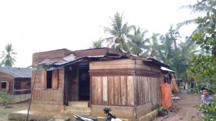 Rumah Diterjang Angin Kencang, Warga Kampung Tengah Parlayanan Pasaman Barat Butuh Bantuan Rumah Diterjang Angin Kencang, Warga Kampung Tengah Parlayanan Pasaman Barat Butuh Bantuan