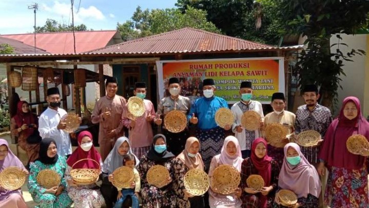 Bupati Alfedri Sambangi Usaha Anyaman Lidi Minas Timur dalam Program Bujang Kampung Bupati Alfedri Sambangi Usaha Anyaman Lidi Minas Timur dalam Program Bujang Kampung