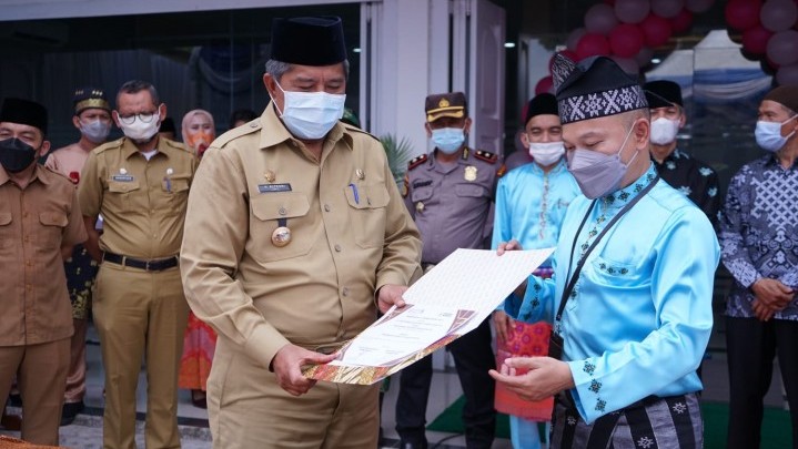 Resmikan BPR Syariah, Bupati Alfedri Langsung Buka Tabungan Pribadi