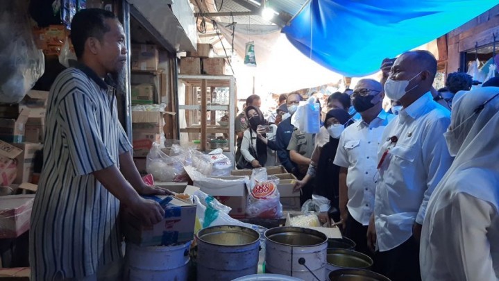 Ini yang Ditemukan Satgas Pangan Riau Saat Sidak Gudang Minyak Goreng dan Pasar Tradisional