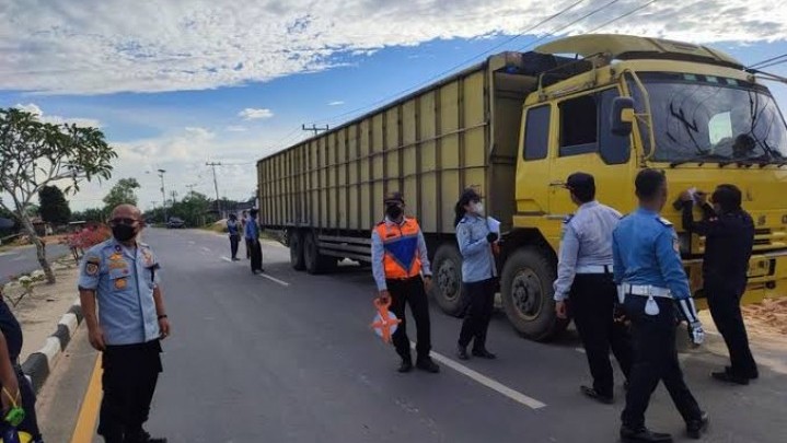 Sebanyak 117 Kendaraan ODOL Terjaring Razia di Jalan Lintas Pekanbaru-Kampar Sebanyak 117 Kendaraan ODOL Terjaring Razia di Jalan Lintas Pekanbaru-Kampar