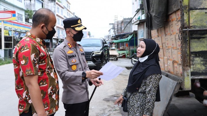 Kapolres Inhil Cek Lapangan Gunakan Pastikan Ketersediaan Minyak Goreng Kemasan di Agen