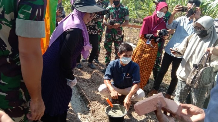 Anggota DPD RI Dr Misharti Letakkan Batu Pertama Pendirian Pondok Pesantren ABS Desa Parit Baru Anggota DPD RI Dr Misharti Letakkan Batu Pertama Pendirian Pondok Pesantren ABS Desa Parit Baru