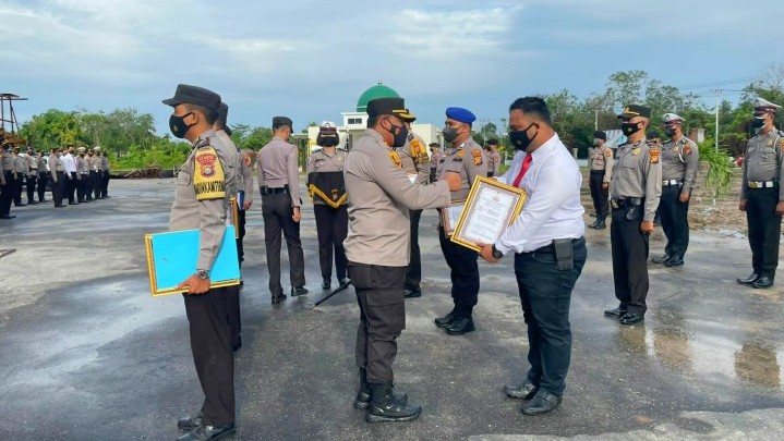 Kapolres Meranti Beri Penghargaan Personel Berprestasi dalam Vaksinasi dan Inovasi