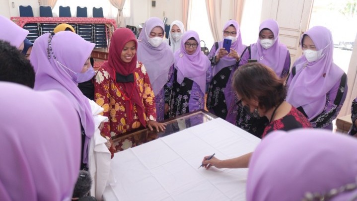 Pelatihan Desain Batik dan Pewarnaan Batik Tulis Digelar Dekranasda Siak