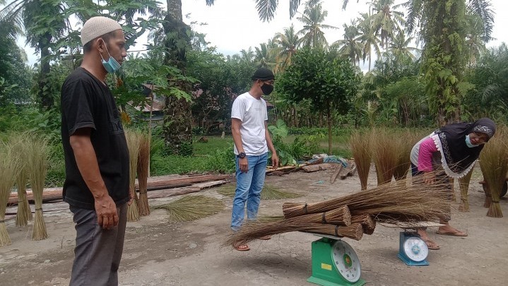 Petani Sawit, Ada Potensi Bisnis Lidi