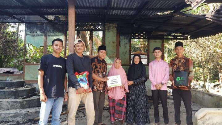 Ikatan Mahasiswa Kenegerian Kampa Salurkan Bantuan Dari IZI untuk Korban Kebakaran