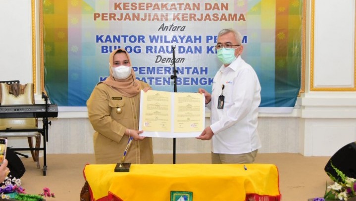 Pemkab Bengkalis MoU dengan Bulog Riau Jaga Stabilitas Harga Bahan Pokok Pemkab Bengkalis MoU dengan Bulog Riau Jaga Stabilitas Harga Bahan Pokok