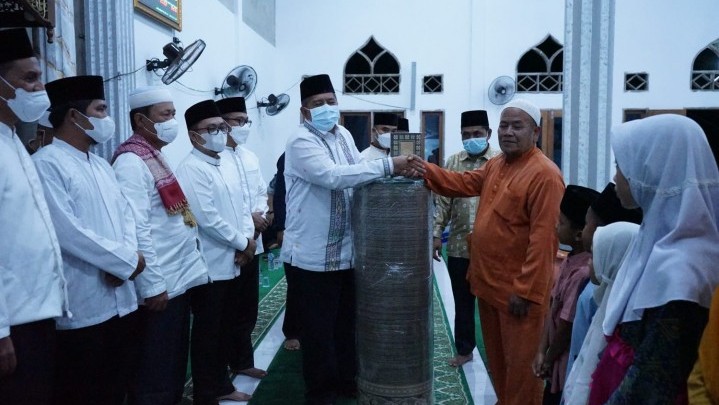 Bupati Alfedri Salurkan Bantuan Dalam Safari Ramadhan di Mengkapan