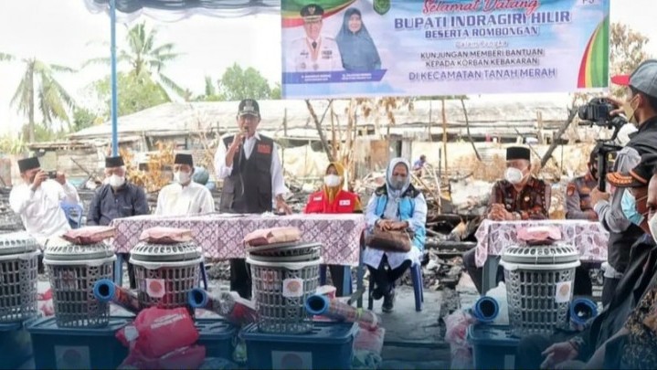 Bupati Inhil Serahkan Bantuan untuk Korban Kebakaran di Kuala Enok