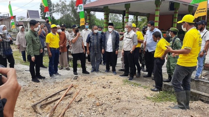 Metode Padat Karya dalam Pengerjaan Jalan Disebut Syamsuar untuk Bantu Ekonomi Masyarakat Metode Padat Karya dalam Pengerjaan Jalan Disebut Syamsuar untuk Bantu Ekonomi Masyarakat
