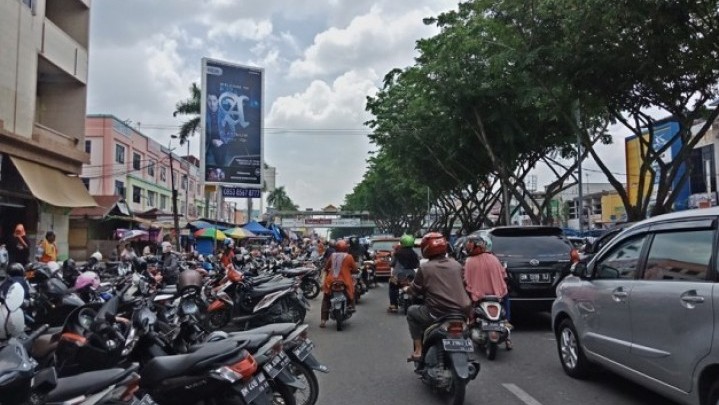 Pengendara Dilarang Keras Parkir di Ruas Jalan Sudirman Depan STC Pengendara Dilarang Keras Parkir di Ruas Jalan Sudirman Depan STC