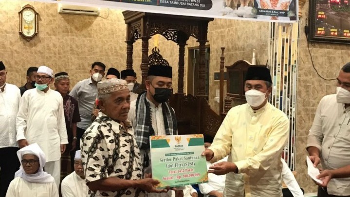 Paket Senilai Rp 500 Juta dari Zakat ASN Pemprov Riau Disalurkan