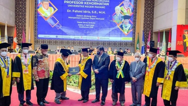 UNP Sematkan Gelar Profesor Kehormatan pada Fahmi Idris