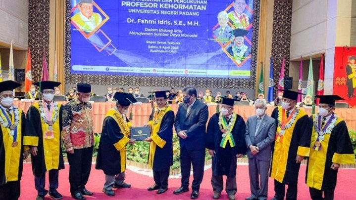 UNP Sematkan Gelar Profesor Kehormatan pada Fahmi Idris UNP Sematkan Gelar Profesor Kehormatan pada Fahmi Idris