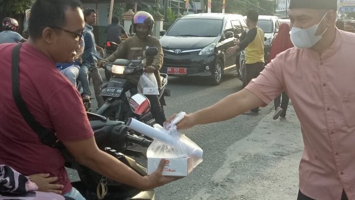 Rumah Aspirasi Hamdani Berbagi Takjil pada Masyarakat