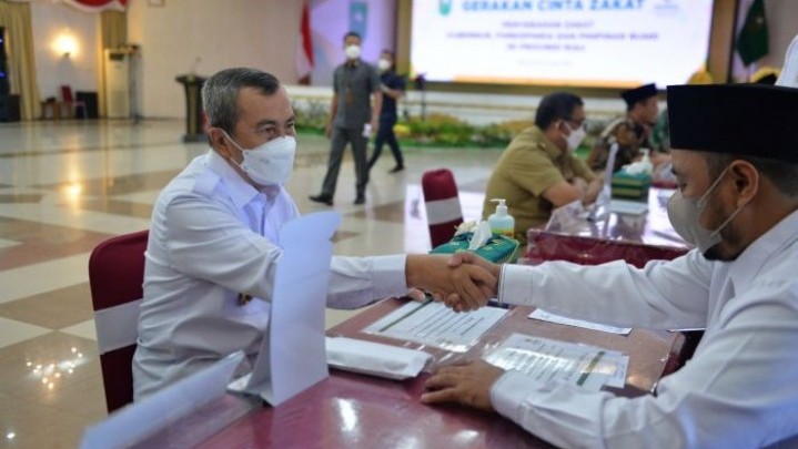 Gubernur Syamsuar Bersama Forkopimda Tunaikan Zakat Dalam Gerakan Cinta Zakat