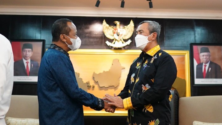Menteri Bahlil Ditemui Gubri Syamsuar, Minta BUMD di Riau Kelola Kawasan Eks HTI