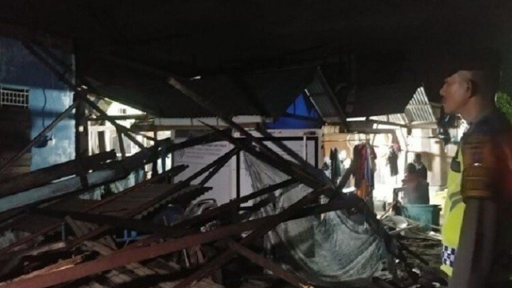 Atap Rumah Warga Koto Tangah Padang Beterbangan Diterjang Angin Kencang