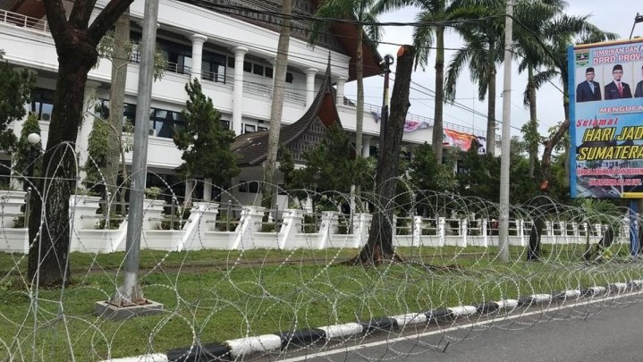DPRD Sumbar Putuskan Tunda Bahas Perda Konversi Bank Nagari Menjadi Bank Syariah DPRD Sumbar Putuskan Tunda Bahas Perda Konversi Bank Nagari Menjadi Bank Syariah