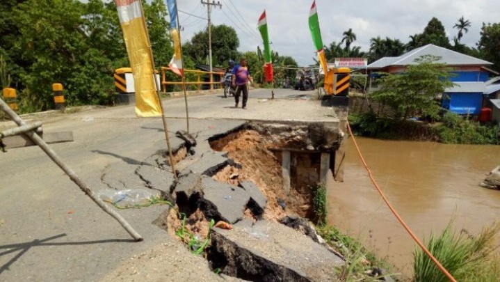 Turap Penahan Tebing Sungai Disebut Solusi Longsor Ruas Jalan Inhu-Inhil