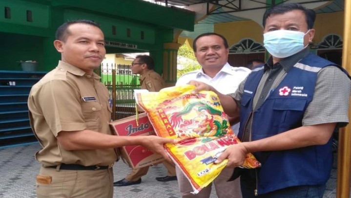 Plt Bupati Kuansing Tinjau dan Beri Bantuan Korban Banjir di Pangean Plt Bupati Kuansing Tinjau dan Beri Bantuan Korban Banjir di Pangean