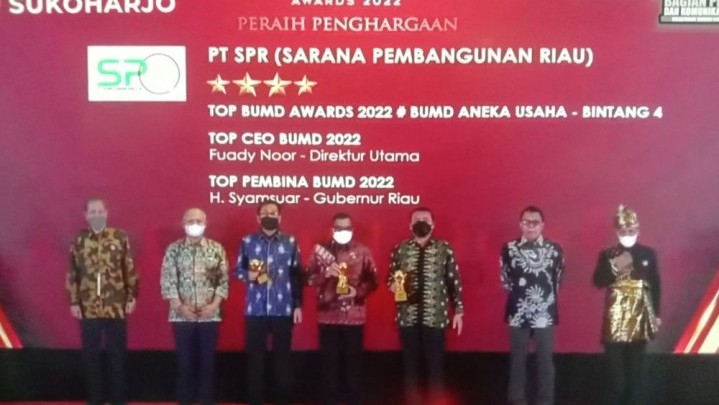 Gubri Syamsuar Diberi Penghargaan Top Pembina BUMD Award 2022