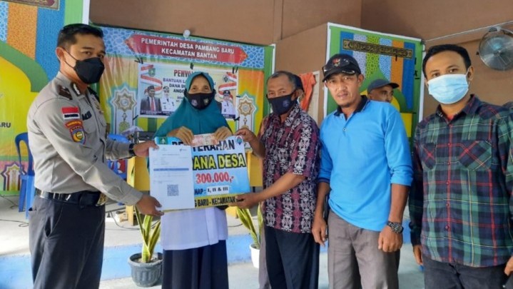 BLT Desa Diserahkan pada Puluhan KK di Desa Pambang Baru BLT Desa Diserahkan pada Puluhan KK di Desa Pambang Baru