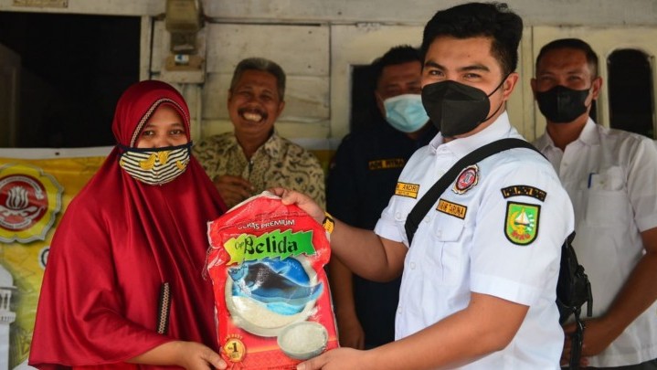 Jelang Lebaran, Karang Taruna Riau Bagikan 50 Paket Sembako Ke Warga Cinta Raja