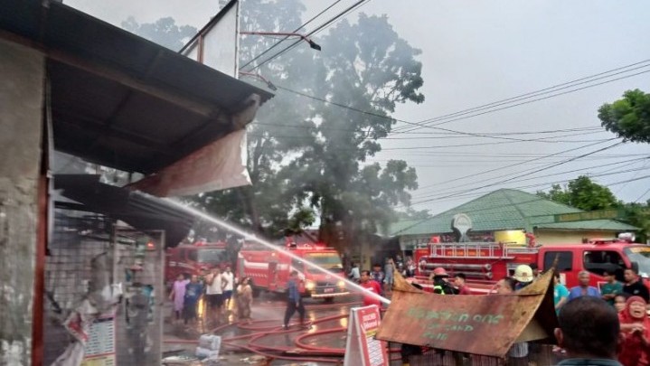 Diduga Korsleting Listrik, Api Lalap Tujuh Ruko di Kota Padang