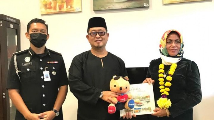 Kedatangan Rombongan Kapal Penumpang Kapal Dumai-Malaka Disambut Menteri Negeri Melaka Kedatangan Rombongan Kapal Penumpang Kapal Dumai-Malaka Disambut Menteri Negeri Melaka