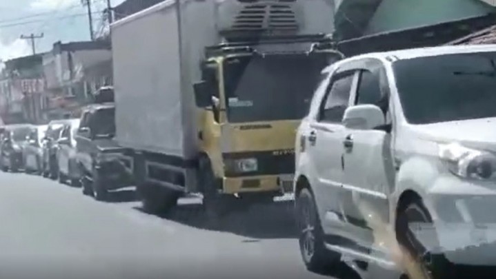 Kendaraan Antre Panjang Menuju Pelabuhan ASDP Tanjunguban Karena Kekurangan Kapal Kendaraan Antre Panjang Menuju Pelabuhan ASDP Tanjunguban Karena Kekurangan Kapal
