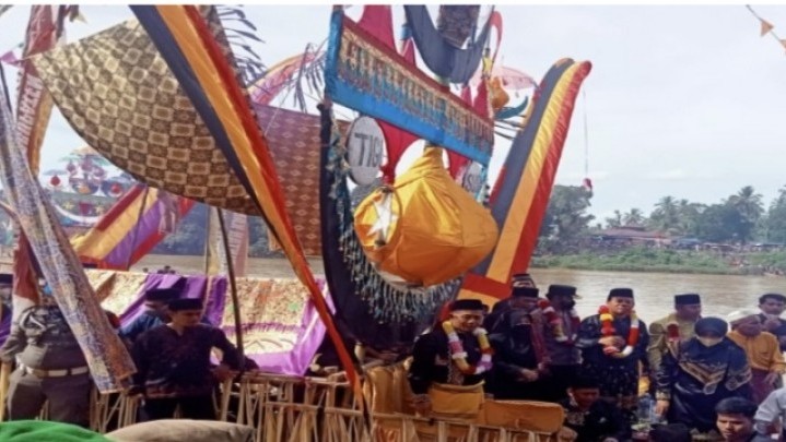 Pada Atraksi Perahu Baganduang, Diminta Plt Bupati Kuansing Digelar Berbagai Kegiatan Pada Atraksi Perahu Baganduang, Diminta Plt Bupati Kuansing Digelar Berbagai Kegiatan