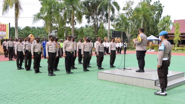 Personel Polres Siak Terima Penghargaan Karena Data Masyarakat Penerima BTPKLW Tertinggi Personel Polres Siak Terima Penghargaan Karena Data Masyarakat Penerima BTPKLW Tertinggi