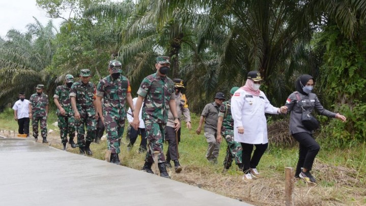 Bupati Kasmarni Minta Masyarakat Bantu TNI dalam TMMD di Bengkalis Bupati Kasmarni Minta Masyarakat Bantu TNI dalam TMMD di Bengkalis