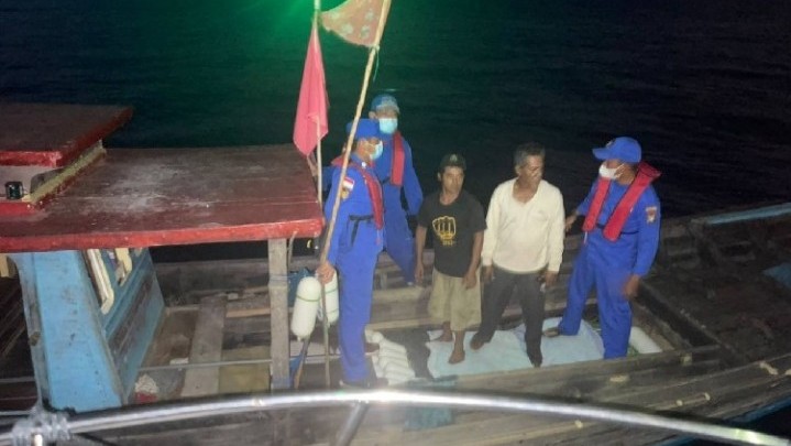 Satpolairud Karimun Temukan Nelayan yang Hilang Kontak Saat Melaut Satpolairud Karimun Temukan Nelayan yang Hilang Kontak Saat Melaut