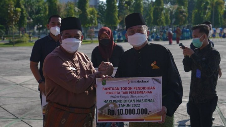 Peringatan Hardiknas di Riau, Ini Nama dan Prestasi Penerima Penghargaan