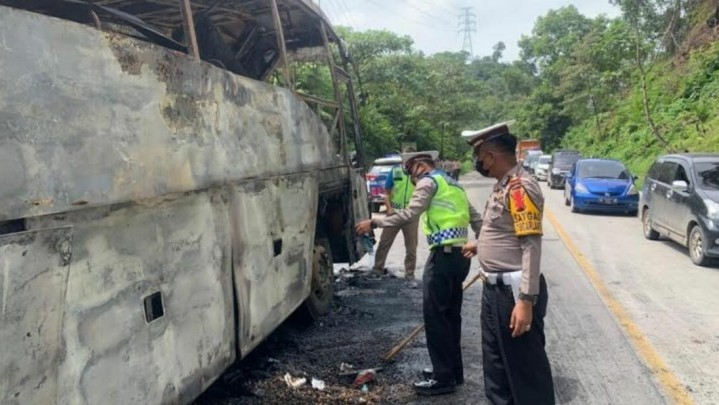 Membawa Puluhan Penumpang, Bus ALS Terbakar di Sijunjung