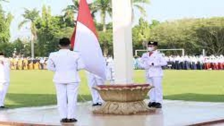 Penghargaan Diterima Tokoh Pendidikan di Kuansing pada Peringatan Hardiknas