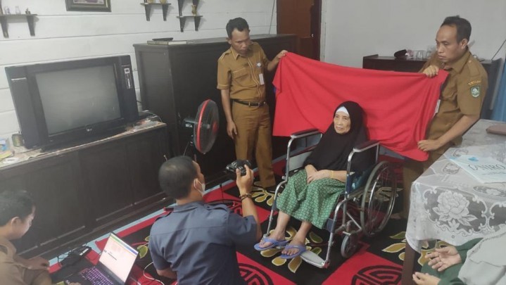 Maksimalkan Pelayanan, Disdukcapil Bengkalis Datangi Rumah Masyarakat Berkebutuhan Khusus