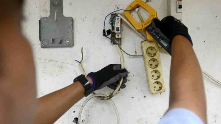 PLN Putuskan Jaringan Sepanjang Pantai Padang Karena Dugaan Pencurian Arus Listrik PLN Putuskan Jaringan Sepanjang Pantai Padang Karena Dugaan Pencurian Arus Listrik