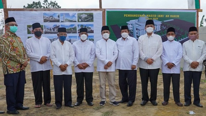 Gubri Bersama Wagubri Letakan Batu Pertama Pembangunan Masjid Jami' Ar Rahim