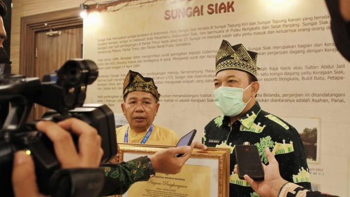 Pemkab Siak Terima Penghargaan Kearsipan Nasional Pemkab Siak Terima Penghargaan Kearsipan Nasional