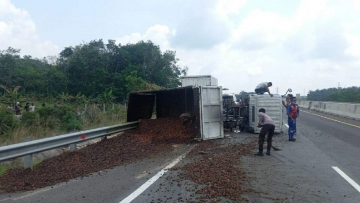 Kecelakaan di Tol Pekanbaru-Dumai, Mobil Box Tabrak Truk