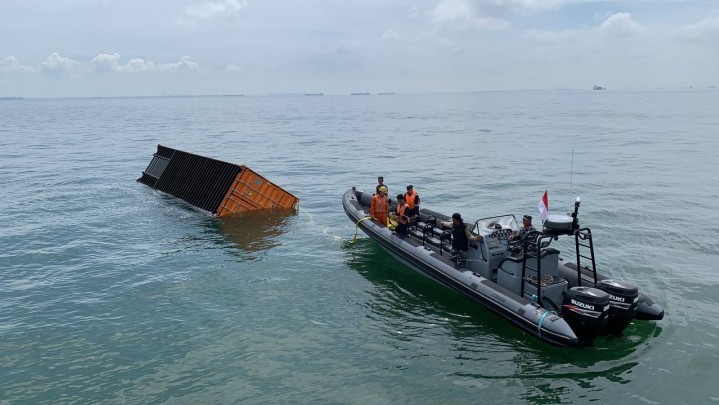 Kontainer Berserakan di Perairan Karimun Usai Tergulingnya Kapal Tongkang Kontainer Berserakan di Perairan Karimun Usai Tergulingnya Kapal Tongkang