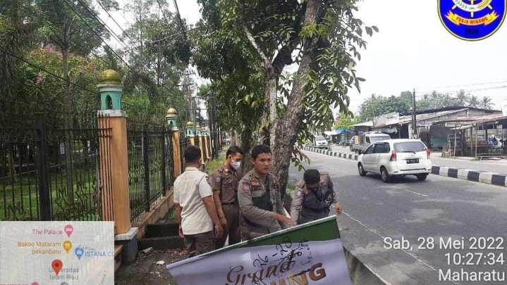 Satpol PP Pekanbaru Cabut Banner Dipasang Sembarangan Satpol PP Pekanbaru Cabut Banner Dipasang Sembarangan